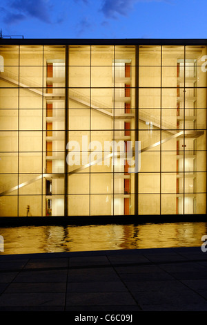 Schattenfiguren vor der Fassade der Bibliothek des Parlaments, Paul-Loebe-Haus, Berlin, Deutschland, Europa Stockfoto