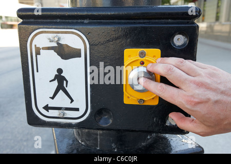 Mans Hand Drücken der Ruftaste Fußgängerüberweg downtown Winnipeg Manitoba Kanada Stockfoto