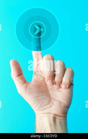 Männliche Hand drängt eine Wiedergabetaste touchscreen Stockfoto