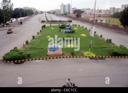 Nazimabad Straße gibt Wüste Aussehen während der Tag der Trauer und der Verurteilung von Muttehda Qaumi Bewegung (MQM) genannt Stockfoto