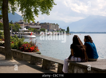 Zwei Frauen sitzen auf Montreux Promenade entlang dem Genfersee - Schweiz Stockfoto