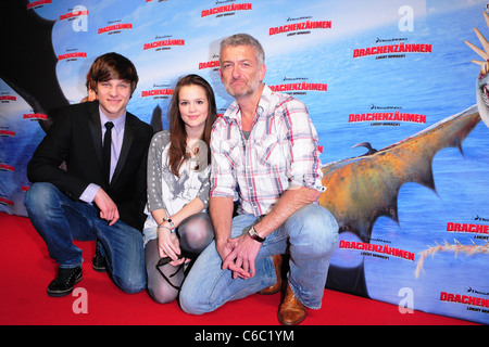 Daniel Axt, Emilia Schuele, Dominic Raacke bei der Premiere von "Drachenzaehmen Leicht Gemacht" im Kino Cubix Am Alex. Stockfoto