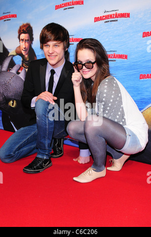 Daniel Axt, Emilia Schuele bei der Premiere von "Drachenzaehmen Leicht Gemacht" im Kino Cubix Am Alex. Berlin, Deutschland- Stockfoto