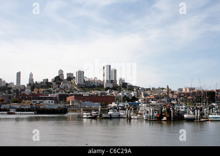 Betrachtet Skyline von San Francisco - Fishermans Wharf Stockfoto