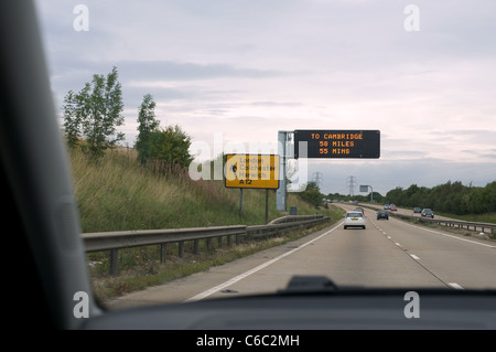 Overhead elektronische Straßenschild auf der A14 Bundesstraße, Ipswich, Suffolk, UK. Stockfoto