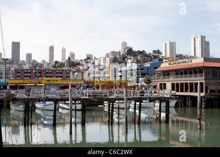 Betrachtet Skyline von San Francisco - Fishermans Wharf Stockfoto