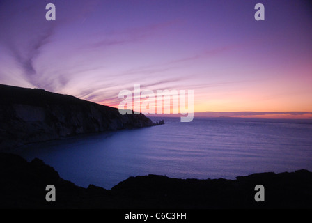 Ein Winter Sonnenuntergang über Alum Bay auf der Isle Of Wight mit den Nadeln Felsen in der Ferne. Stockfoto