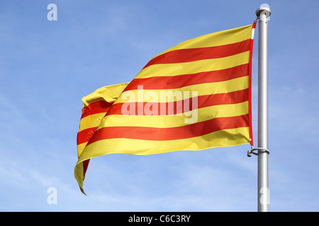 Katalanische Flagge am Mast weht in der Wind-Nahaufnahme Stockfoto