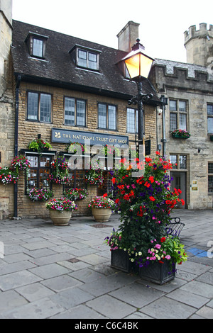Der National Trust Shop auf dem Marktplatz, Brunnen Somerset England UK Stockfoto
