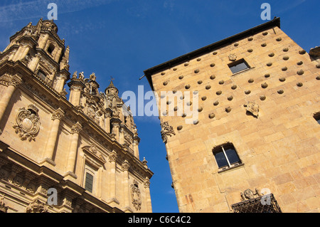 La Clerecía (18ht Jahrhundert barocke Jesuiten-Kloster) und Casa de las Conchas auf der rechten Seite. Salamanca. Kastilien-León. Spanien Stockfoto