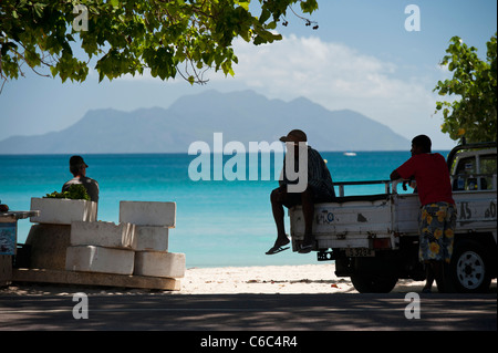 Fischer & Markthändler am Beau Vallon Strand, Mahe, Seychellen Stockfoto