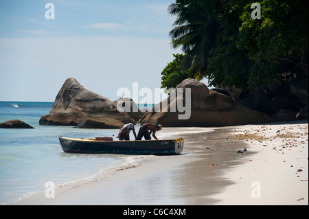 Fischer am Beau Vallon Strand, Mahe, Seychellen Stockfoto