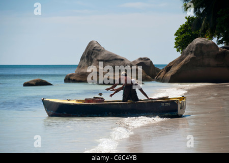 Fischer am Beau Vallon Strand, Mahe, Seychellen Stockfoto