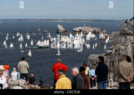 Yachten und Großseglern an der Pointe de Pen Hir Regatta: Brest in Douarnenez (Bretagne, Frankreich). Stockfoto
