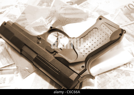 Pistole Drogen und Geld zeigen eine gefährliche Seite des Lebens Stockfoto