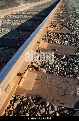 Hölzerne Eisenbahnschwellen, Schienen, die mit eisernen Spikes an sie genagelt sind, Finnland Stockfoto