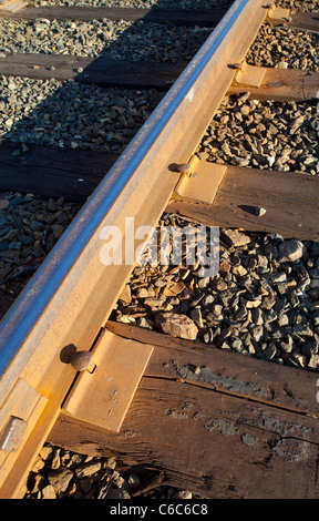 Hölzerne Eisenbahnschwellen, Schienen, die mit eisernen Spikes an sie genagelt sind, Finnland Stockfoto