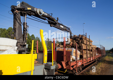 Anhängelast von stillgelegten alten Eisenbahn Holzschwellen gehen bis zur Entsorgung, Finnland Stockfoto