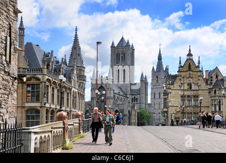 Ghent / Gent, Belgien. Sint Michielsbrug (Brücke) und Sint Niklaaskerk / St.-Nikolaus-Kirche (Mitte) Stockfoto