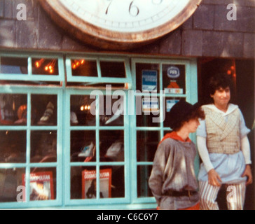 Gene Krell (rechts im Tor), Manager von Vivienne Westwood und Malcom McLarens Worlds End shop, London Mitte der achtziger Jahre. Stockfoto