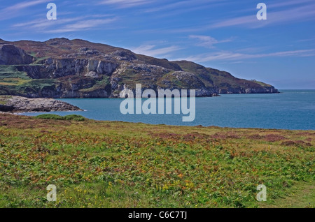 Eine Ansicht der Holyhead Mountain und Nord-Stack von Soldiers Point, Holyhead, Anglesey, Wales Stockfoto