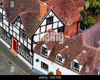 Blick hinunter auf Holz gerahmt Tudor Gebäude im Zentrum von Warwick eine historische Stadt in Warwickshire England UK Stockfoto