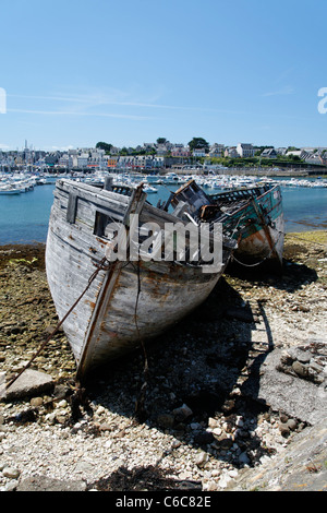 Wracks der Angelboote/Fischerboote am Ufer, Camaret-Sur-Mer, Bretagne, Frankreich. Stockfoto