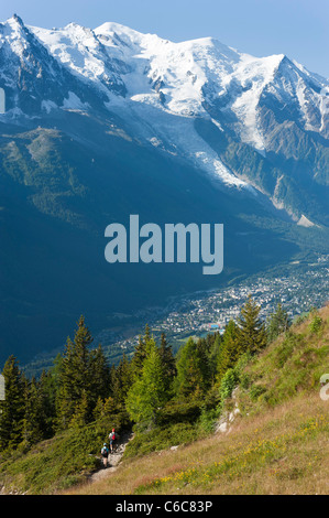 Wanderer, Wandern im Flegere, über Chamonix, gegenüber des Mont-Blanc-Massiv. Stockfoto