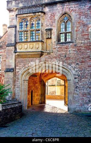 Am frühen Morgensonne beleuchtet den Eingang zum Pfarrer in der Nähe in Wells Somerset England UK Stockfoto