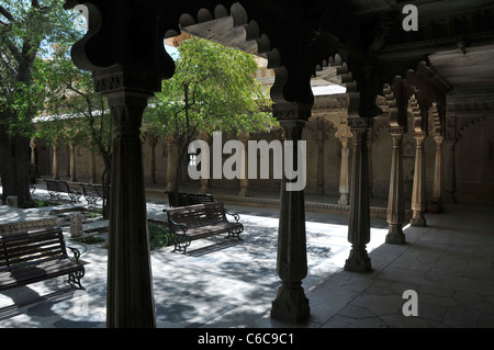 Hof im Inneren City Palace Udaipur Rajasthan Indien Stockfoto