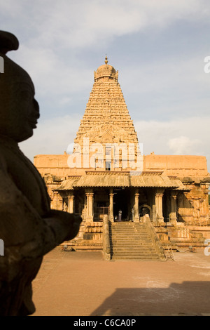 Auf die Vergangenheit eine geformte Figur Brihadeeswarar Temple Complex in Thanjavur, Tamil Nadu, Indien. Stockfoto