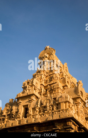 Detail aus der kunstvoll geformten Gopuram (Gateway) zum Brihadeeswarar Tempels Complex in Thanjavur, Tamil Nadu, Indien. Stockfoto