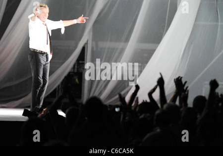Rod Stewart spielt live auf der Bühne für ein Publikum von mehr als 11.000 Menschen am Fosos Platz in Floriana. Valletta, Malta- Stockfoto