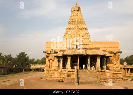 Vor dem Vimana (Tempelturm) steht ein Tempel im Brihadeeswarar Tempels Complex in Thanjavur, Tamil Nadu, Indien. Stockfoto