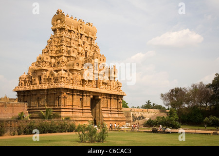 Das Eingangstor (Gopuram) in Brihadeeswarar Temple Complex in Thanjavur, Tamil Nadu, Indien. Stockfoto