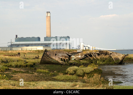 Kraftwerk Kingsnorth. Die Flussmündung des Kent Marshes Medway führte zu verlassenen Booten. Schiffswracks. Rund um den Fluss Medway sind die Sümpfe, die in Great Requirements von Charles Dickens erscheinen, in dem Buch werden sie als Sümpfe um die Themse dargestellt. Hoo St Werburgh, 2011 2010er Jahre, UK HOMER SYKES Stockfoto