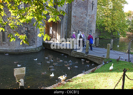 Die Bischöfe Palast Torhaus und Graben in Wells Somerset England UK Stockfoto