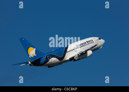 Canadian North Jet Passagierflugzeug der Eisbär-Emblem Sport startet vom gelben Messer Flughafen in Kanada Stockfoto