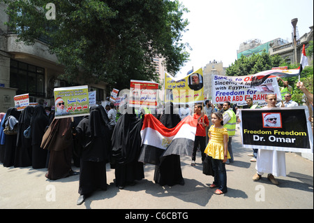 Regelmäßig nehmen islamistische Gruppierungen wie die Muslim-Bruderschaft oder der radikale und konservative Salafi auf Kairos Straßen. Stockfoto