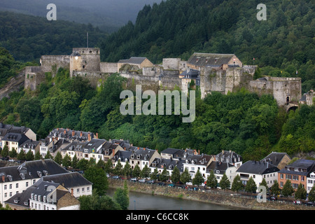 Die Burg von Bouillon mit Blick auf die Stadt entlang des Flusses Semois in den belgischen Ardennen, Belgien Stockfoto