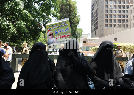 Regelmäßig nehmen islamistische Gruppierungen wie die Muslim-Bruderschaft oder der radikale und konservative Salafi auf Kairos Straßen. Stockfoto