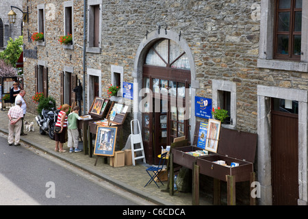 Touristen, die Auswahl der Bücher von Buchhandlung in der Bücherstadt Redu, belgische Ardennen, Luxemburg, Belgien Stockfoto