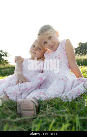 Porträt von zwei Freundinnen, indem ihre Arme um ihre Schultern in Sommer, Eyendorf, Niedersachsen, Deutschland, Europa Stockfoto