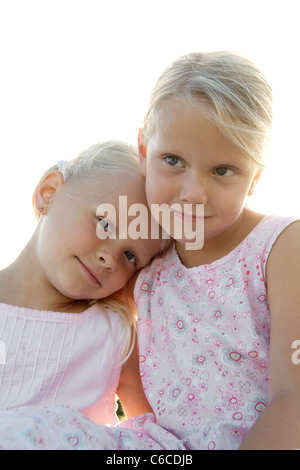 Porträt von zwei Freundinnen, indem ihre Arme um ihre Schultern in Sommer, Eyendorf, Niedersachsen, Deutschland, Europa Stockfoto