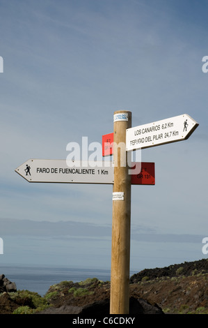 La Palma Kanaren Wegweiser aus Holz für Wanderer Stockfoto