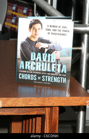 American Idol "Runner-up David Archuleta führt und unterschreibt Exemplare seines neuen Buches" Chords of Strength: A Memoir of Soul, Song Stockfoto