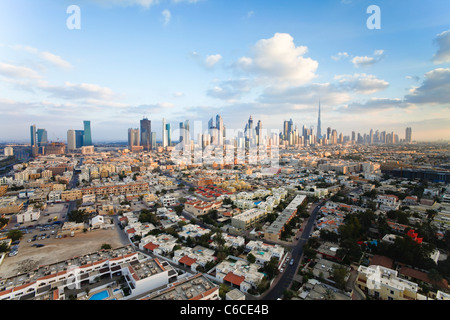 Erhöhten Blick auf die neue Skyline von Dubai einschließlich der Burj Khalifa an der Sheikh Zayed Road Stockfoto