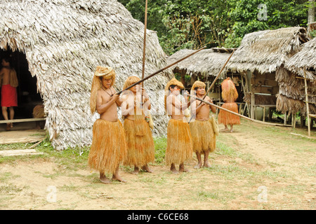 Yagua indische Männer mit Blasrohre 1 Stockfoto