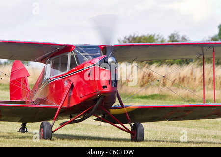 De Havilland DH-87 b Hornet Moth, Reg G-ADKC, im Belvoir Castle Stockfoto