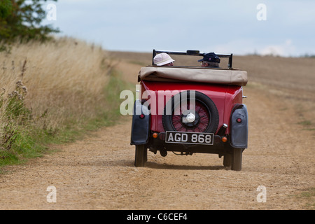 Oldtimer Austin 7 Cabrio Reisen entlang einer staubigen Kröte Stockfoto